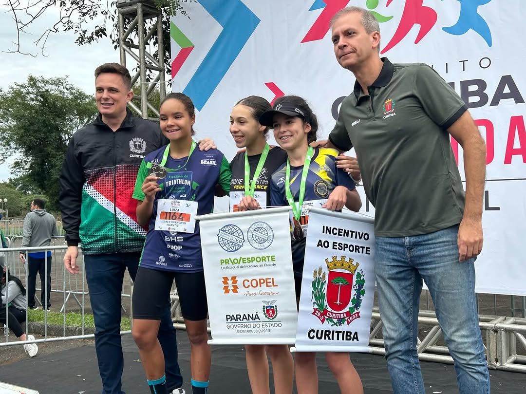 equipes de atletismo feminino e masculino do CEP na primeira prova do Circuito Infantil de Corridas de Rua de Curitiba