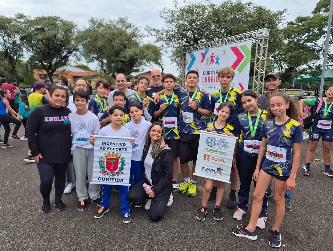 equipes de atletismo feminino e masculino do CEP na primeira prova do Circuito Infantil de Corridas de Rua de Curitiba