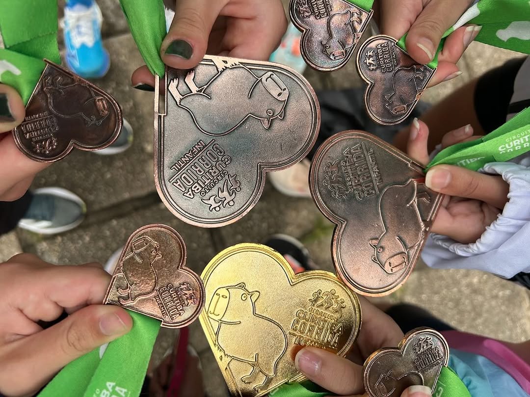 equipes de atletismo feminino e masculino do CEP na primeira prova do Circuito Infantil de Corridas de Rua de Curitiba