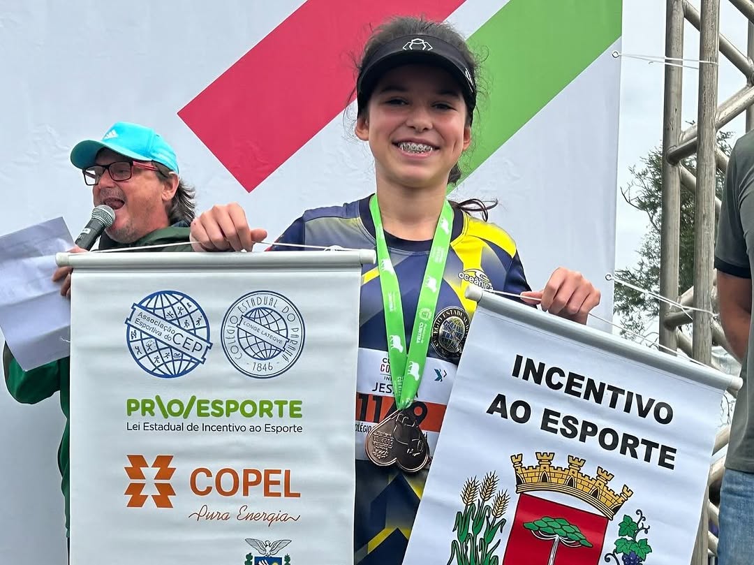 equipes de atletismo feminino e masculino do CEP na primeira prova do Circuito Infantil de Corridas de Rua de Curitiba