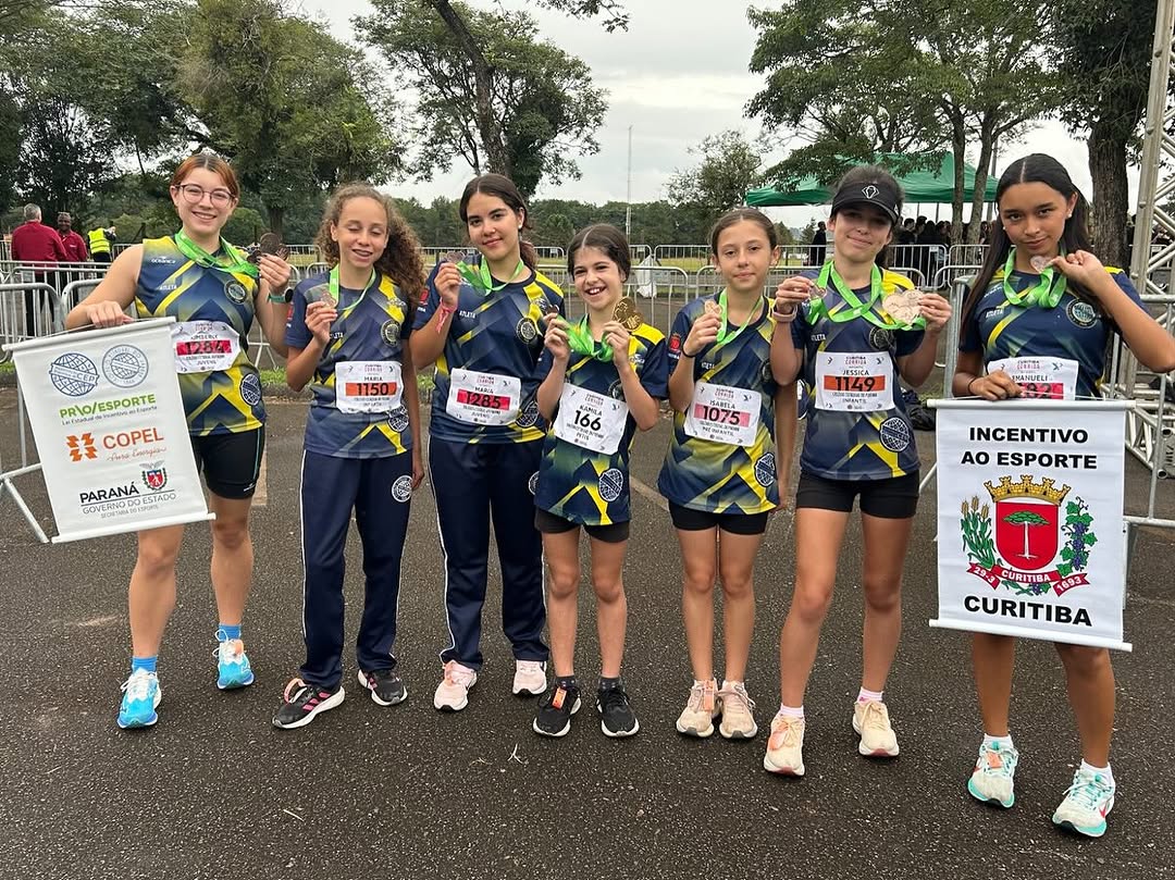 equipes de atletismo feminino e masculino do CEP na primeira prova do Circuito Infantil de Corridas de Rua de Curitiba