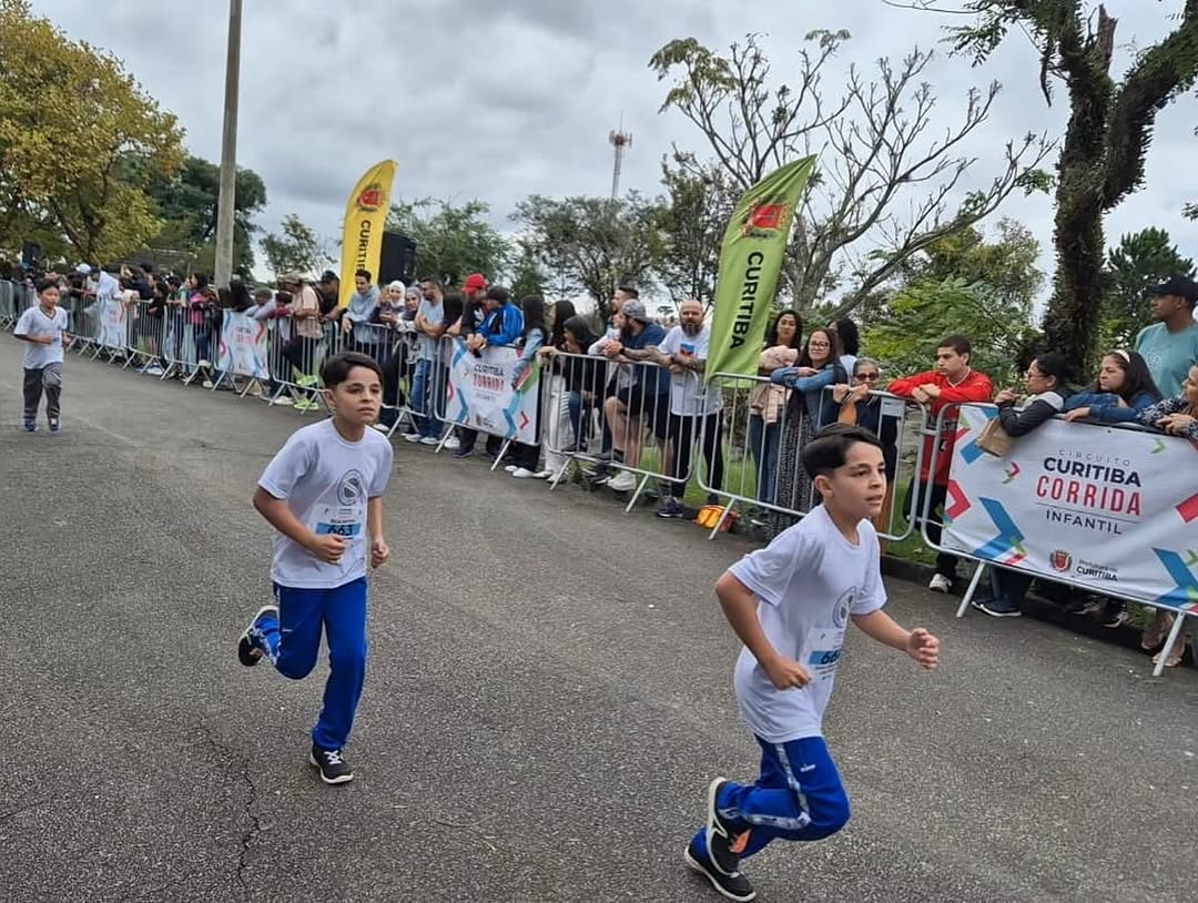 equipes de atletismo feminino e masculino do CEP na primeira prova do Circuito Infantil de Corridas de Rua de Curitiba