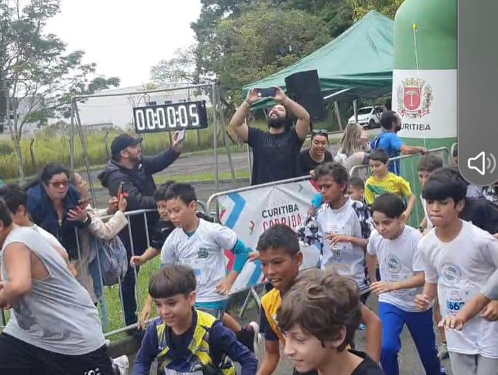 equipes de atletismo feminino e masculino do CEP na primeira prova do Circuito Infantil de Corridas de Rua de Curitiba