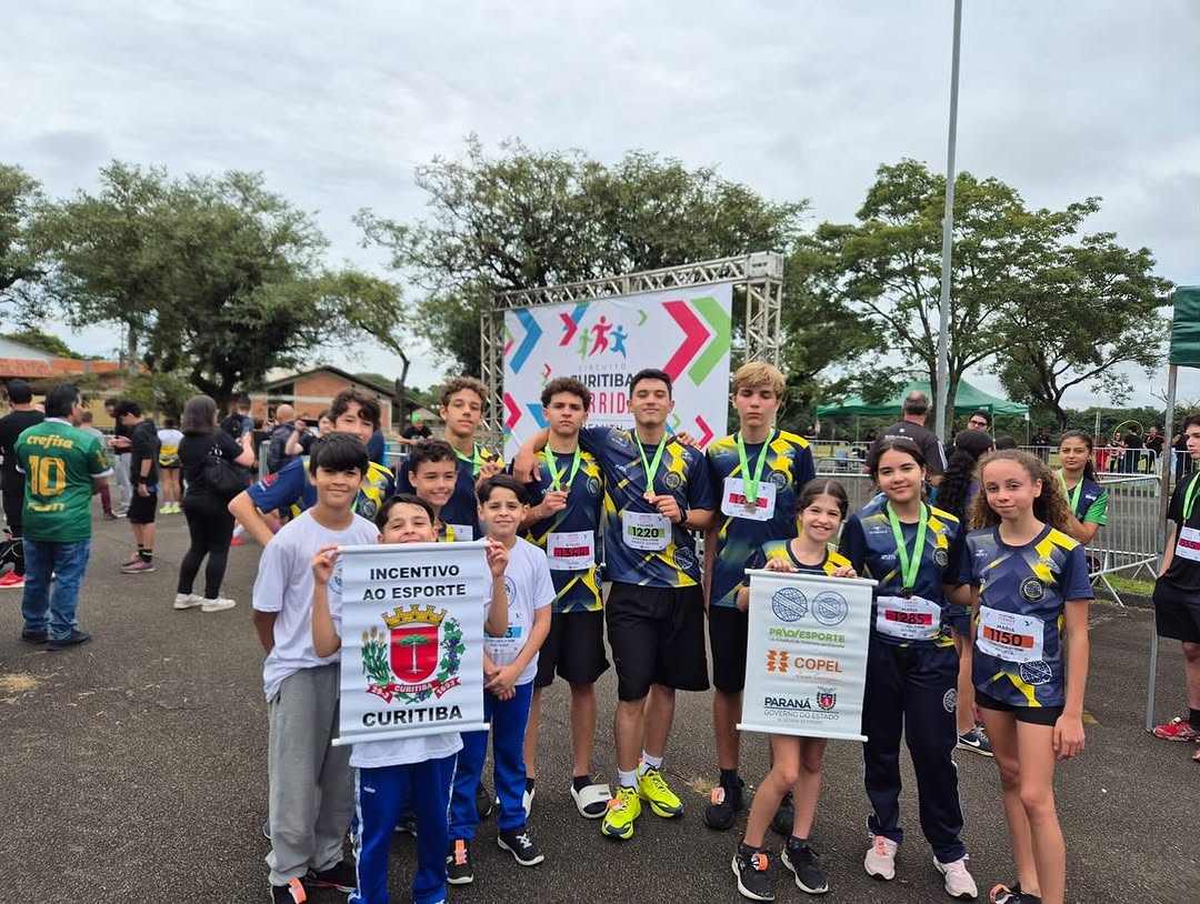 equipes de atletismo feminino e masculino do CEP na primeira prova do Circuito Infantil de Corridas de Rua de Curitiba