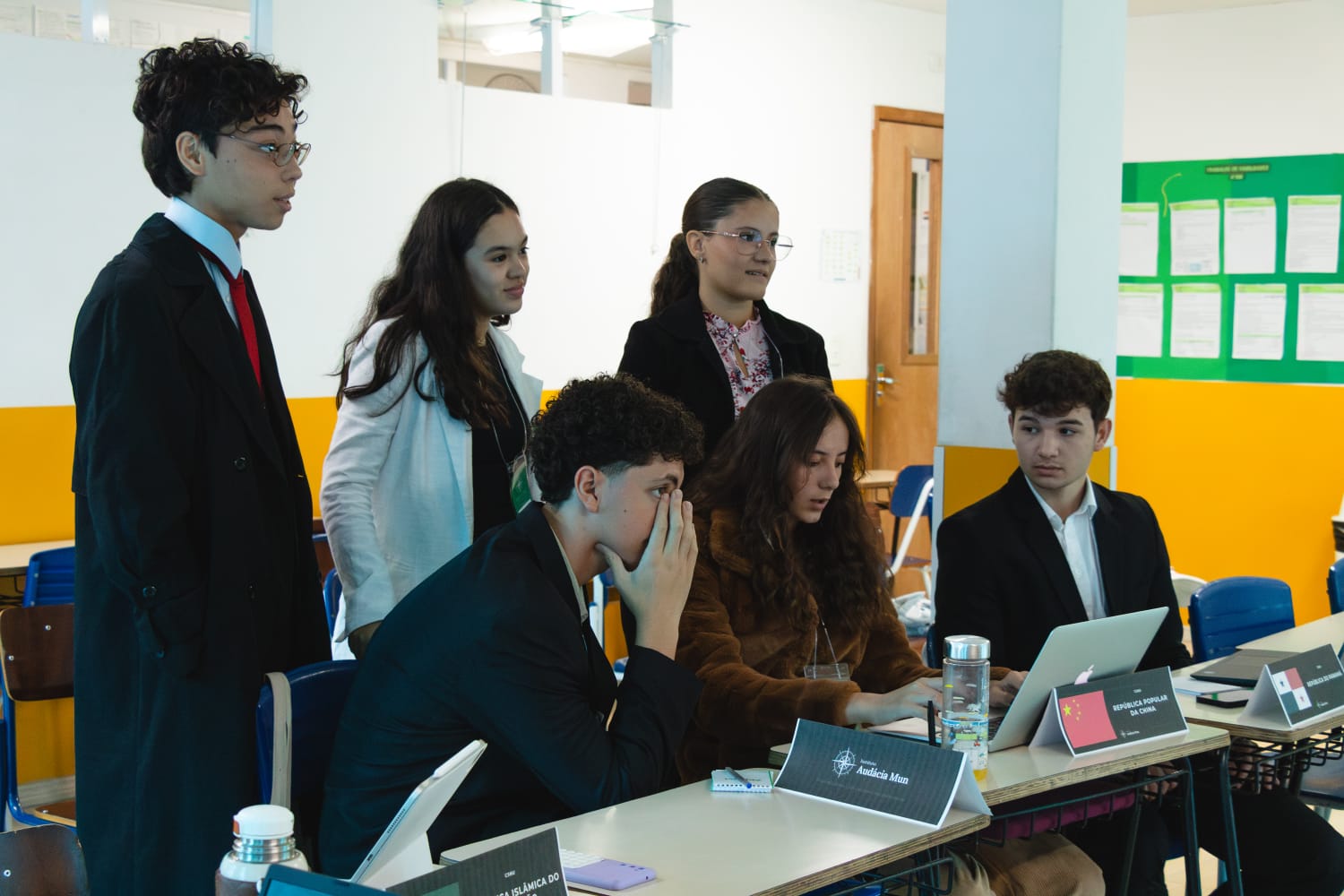 estudantes simulam reunião da ONU