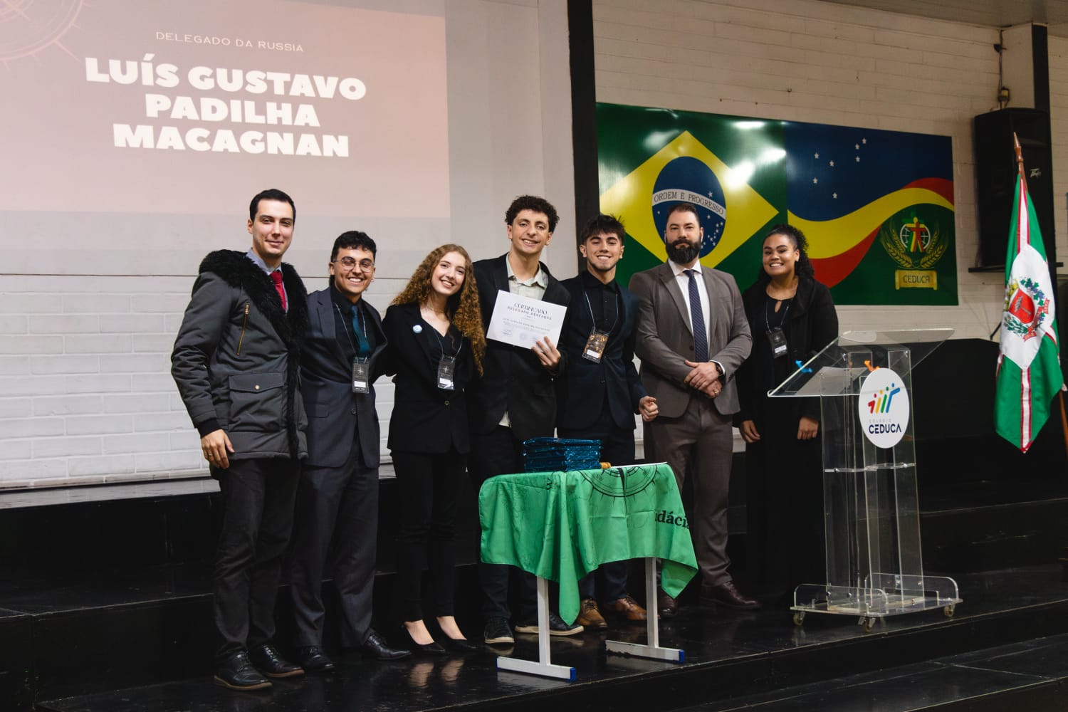 estudantes simulam reunião da ONU