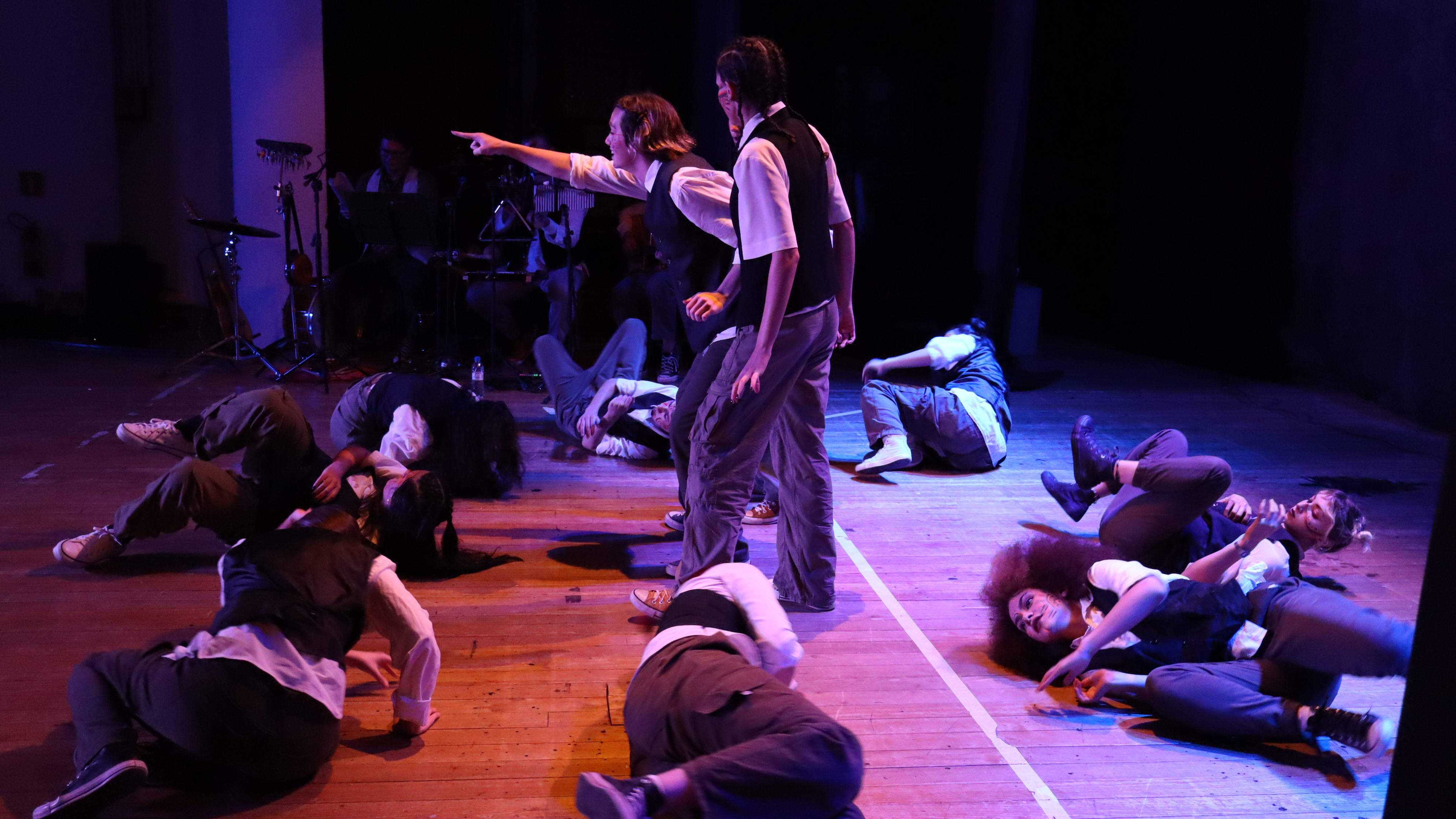 Cenas do recital pelo Dia do Choro e da peça A Máquina