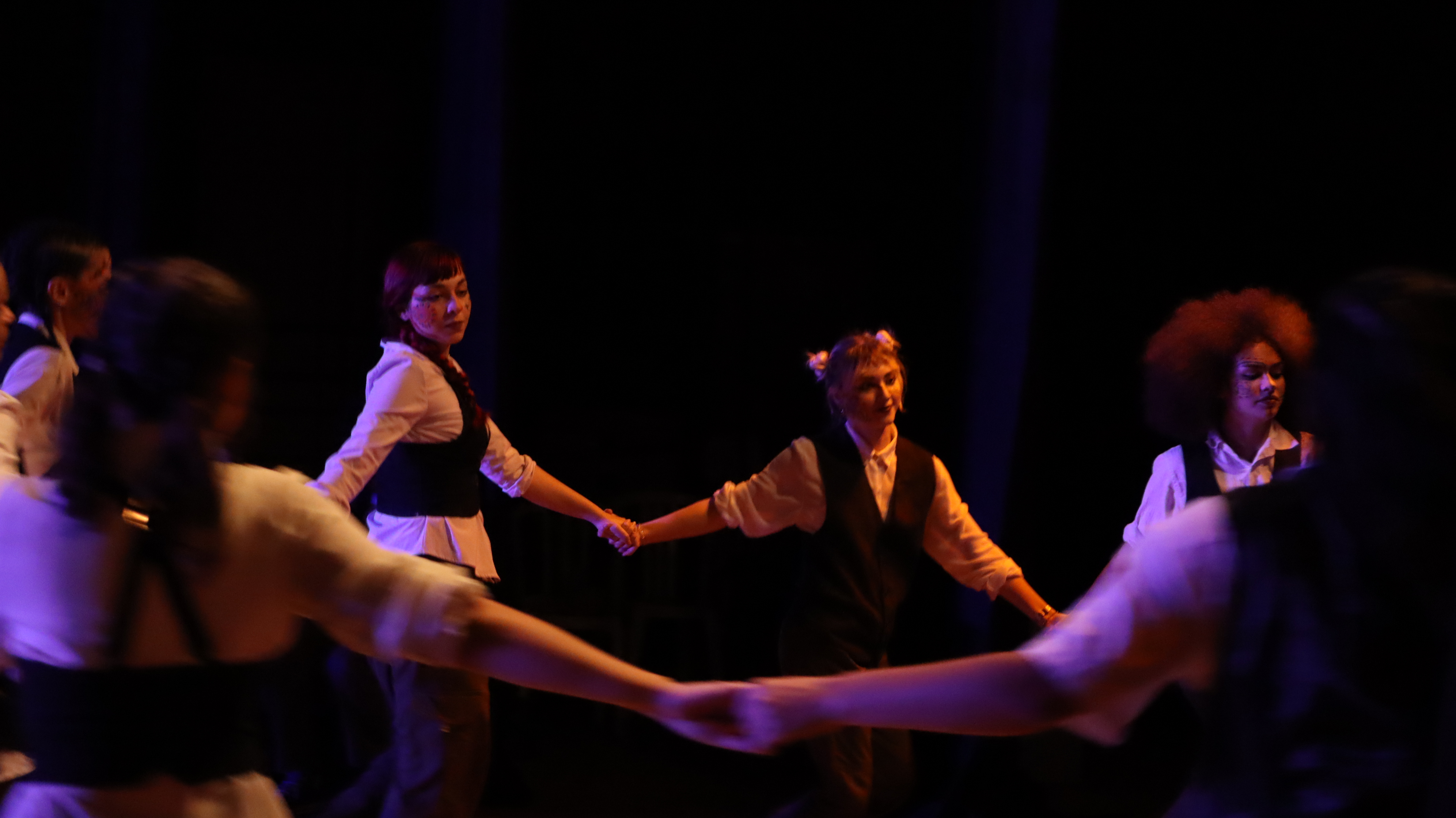 Cenas do recital pelo Dia do Choro e da peça A Máquina