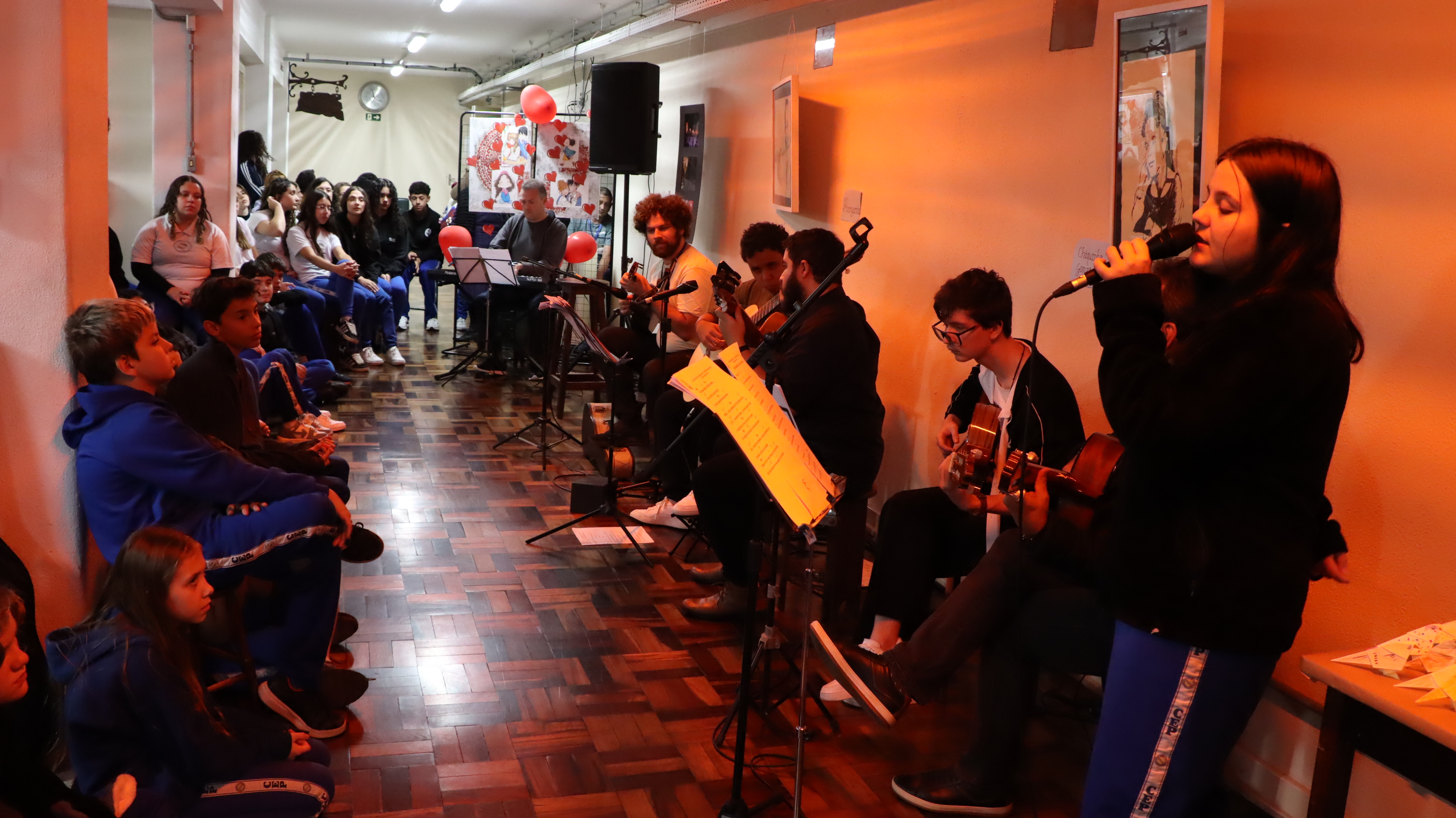 Cenas do recital pelo Dia do Choro e da peça A Máquina