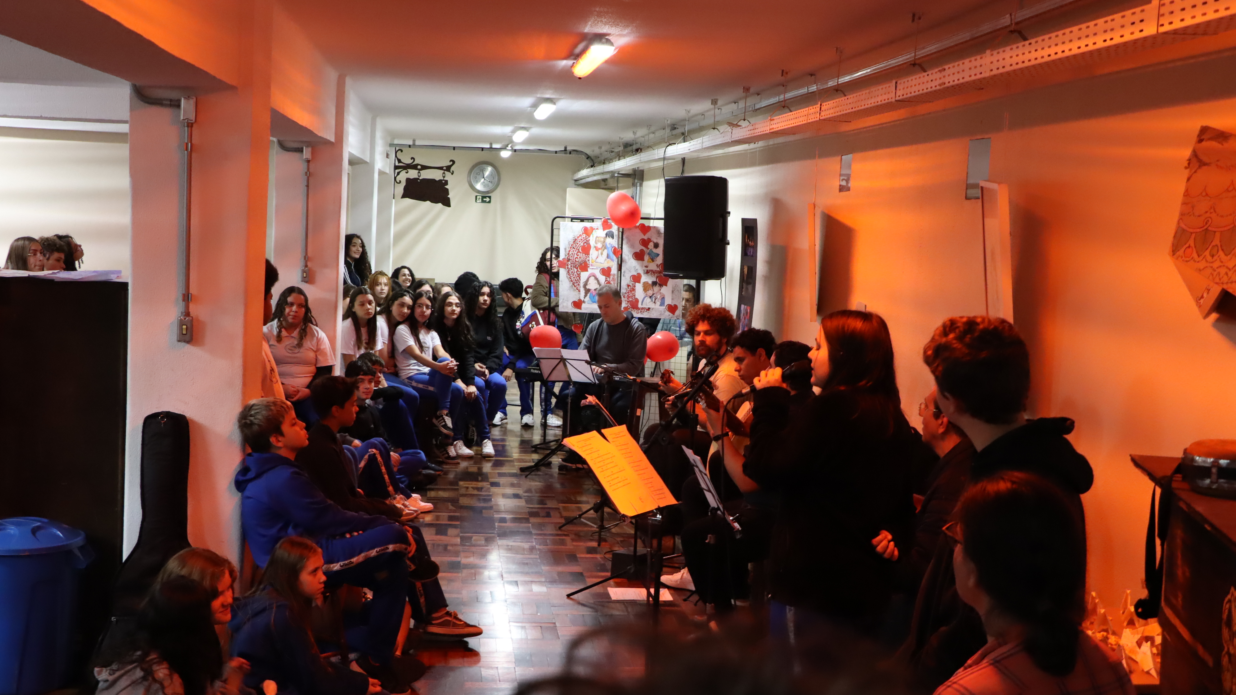 Cenas do recital pelo Dia do Choro e da peça A Máquina