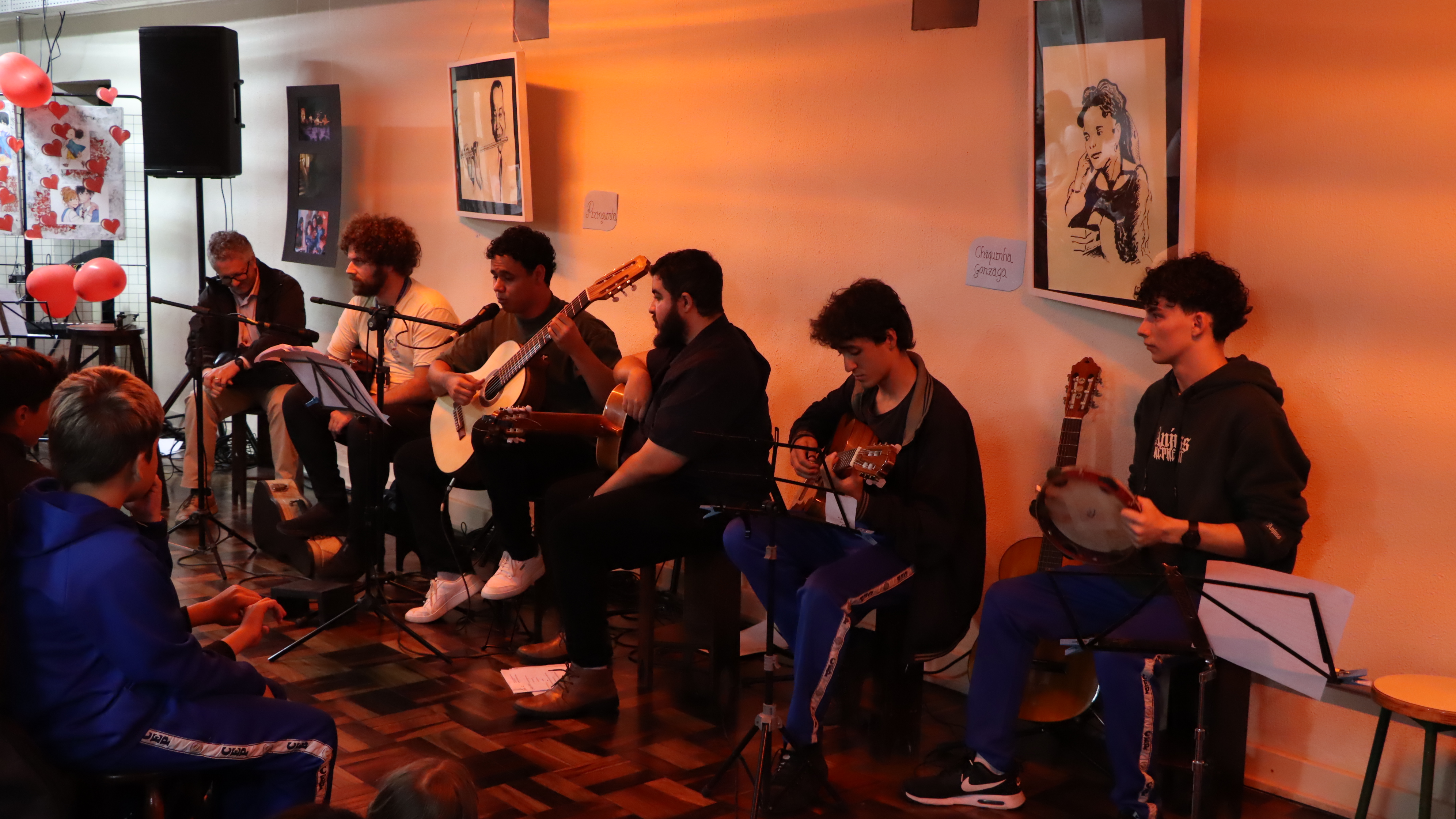 Cenas do recital pelo Dia do Choro e da peça A Máquina