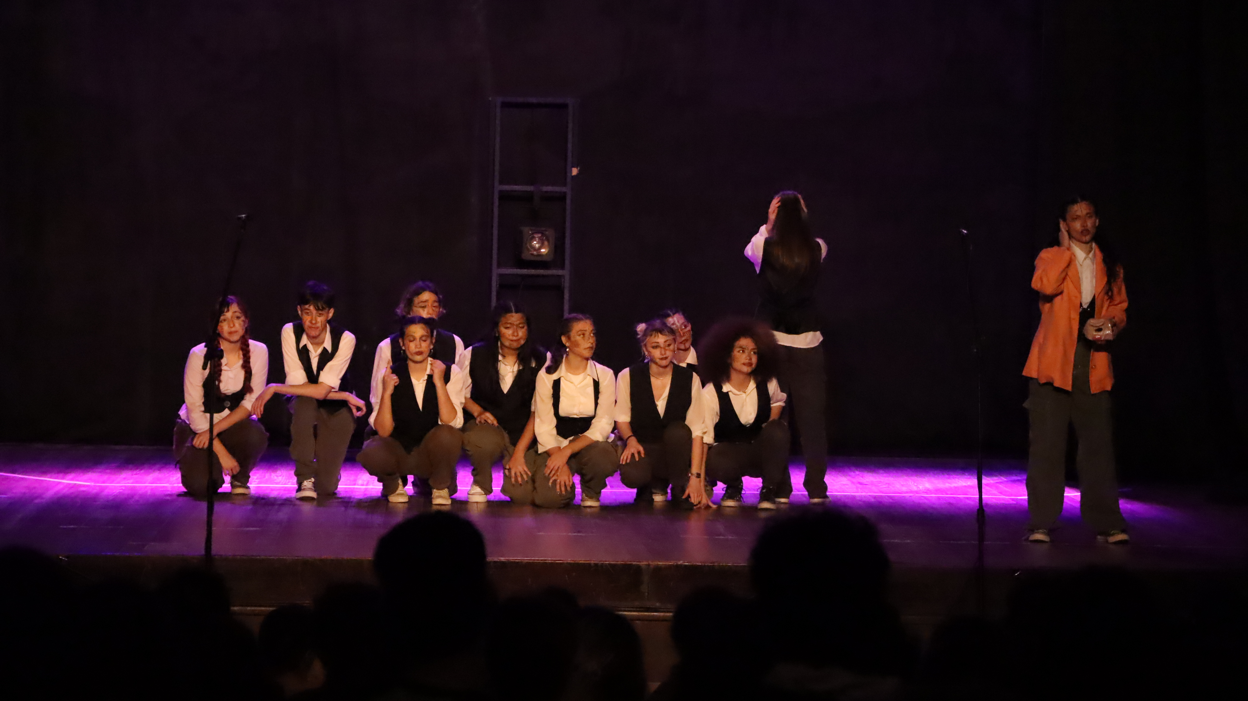 Cenas do recital pelo Dia do Choro e da peça A Máquina