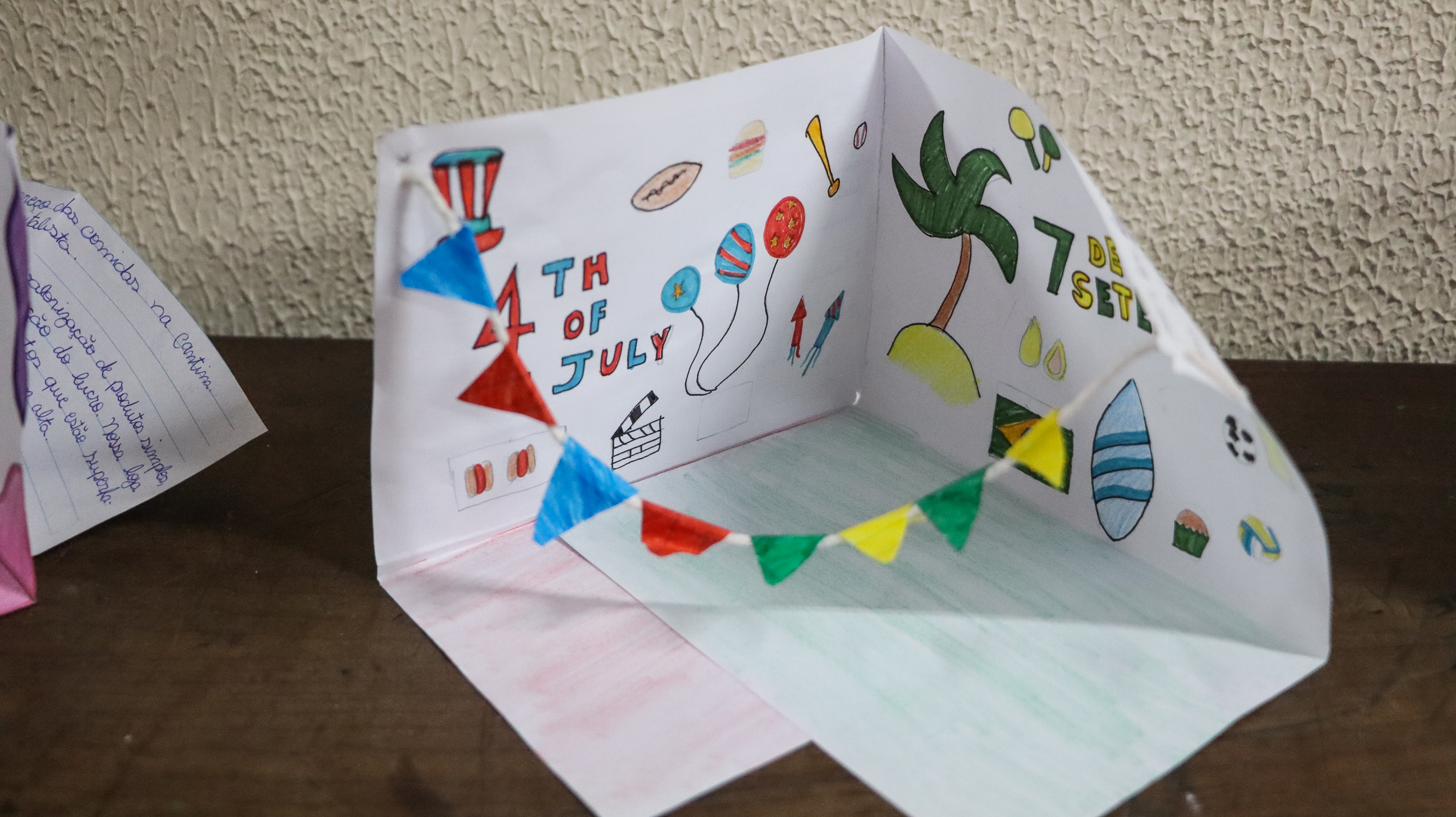 Trabalhos artísticos de estudantes, em exposição