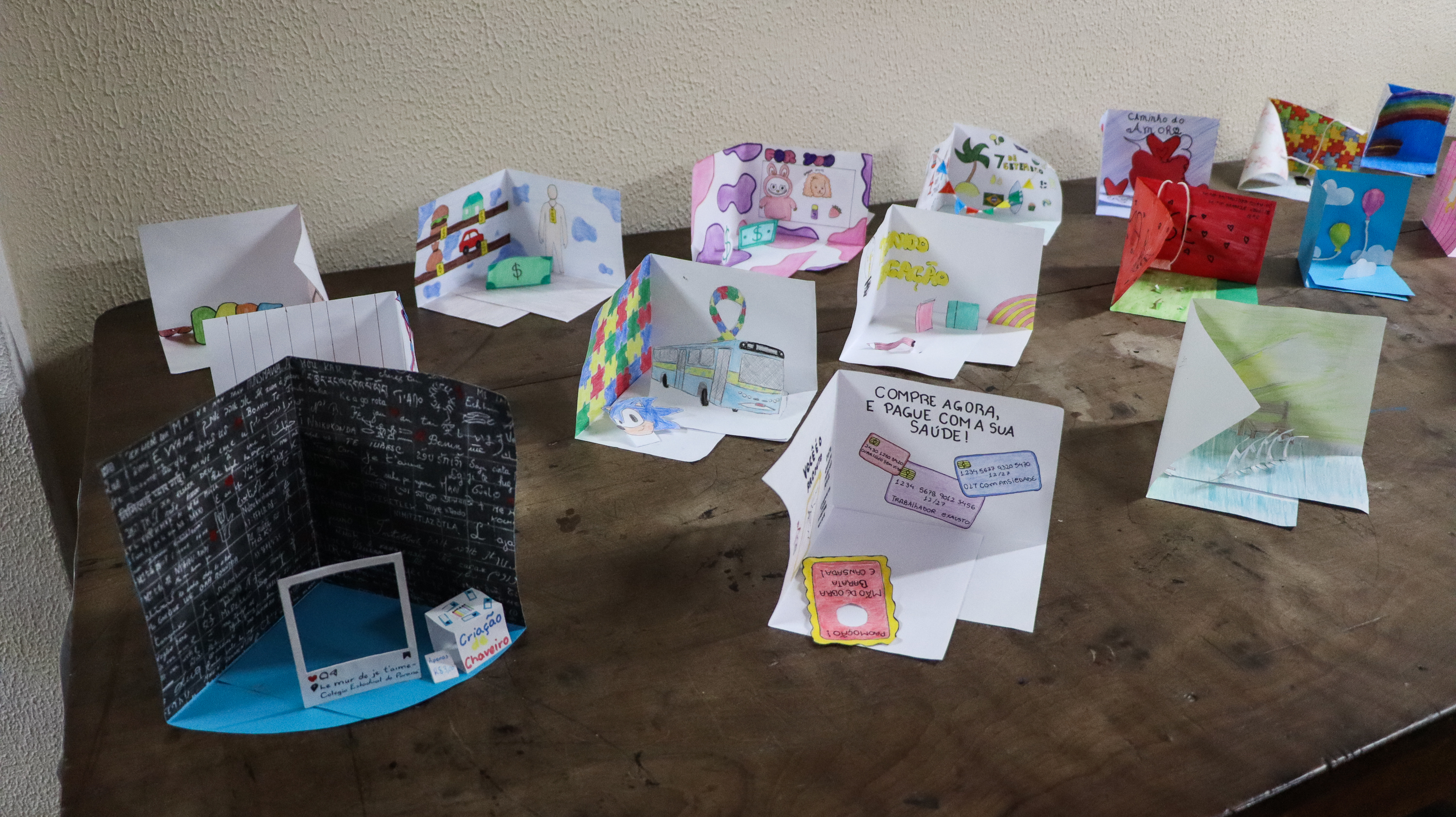 Trabalhos artísticos de estudantes, em exposição