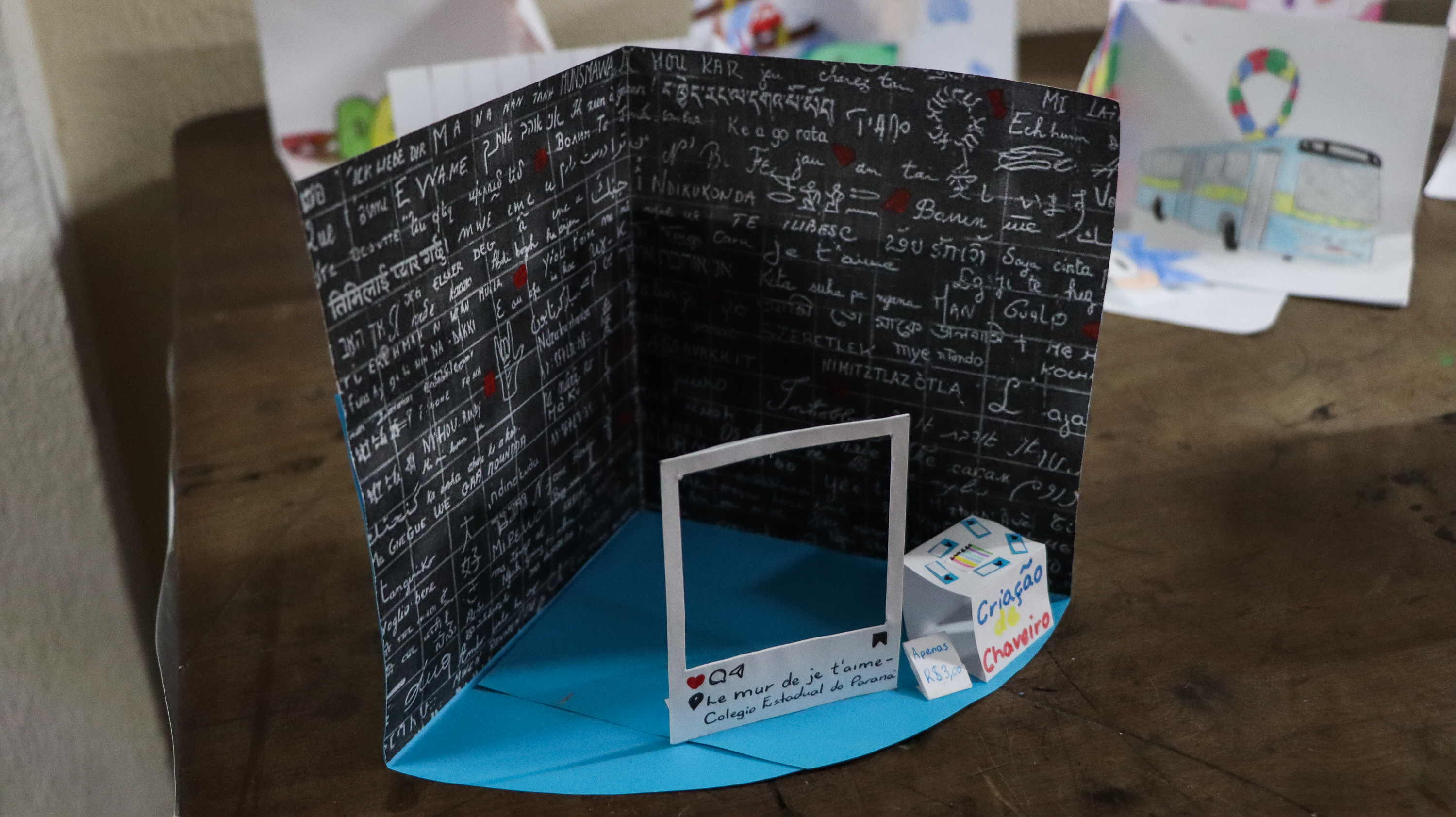 Trabalhos artísticos de estudantes, em exposição