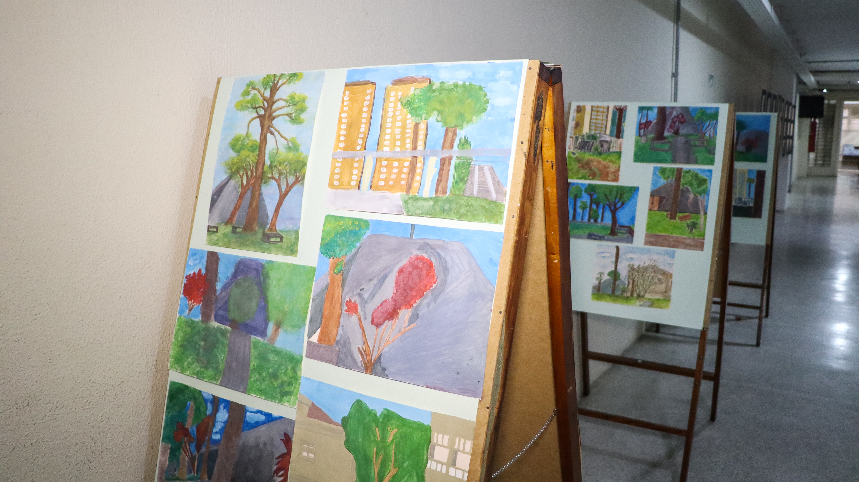 Trabalhos artísticos de estudantes, em exposição