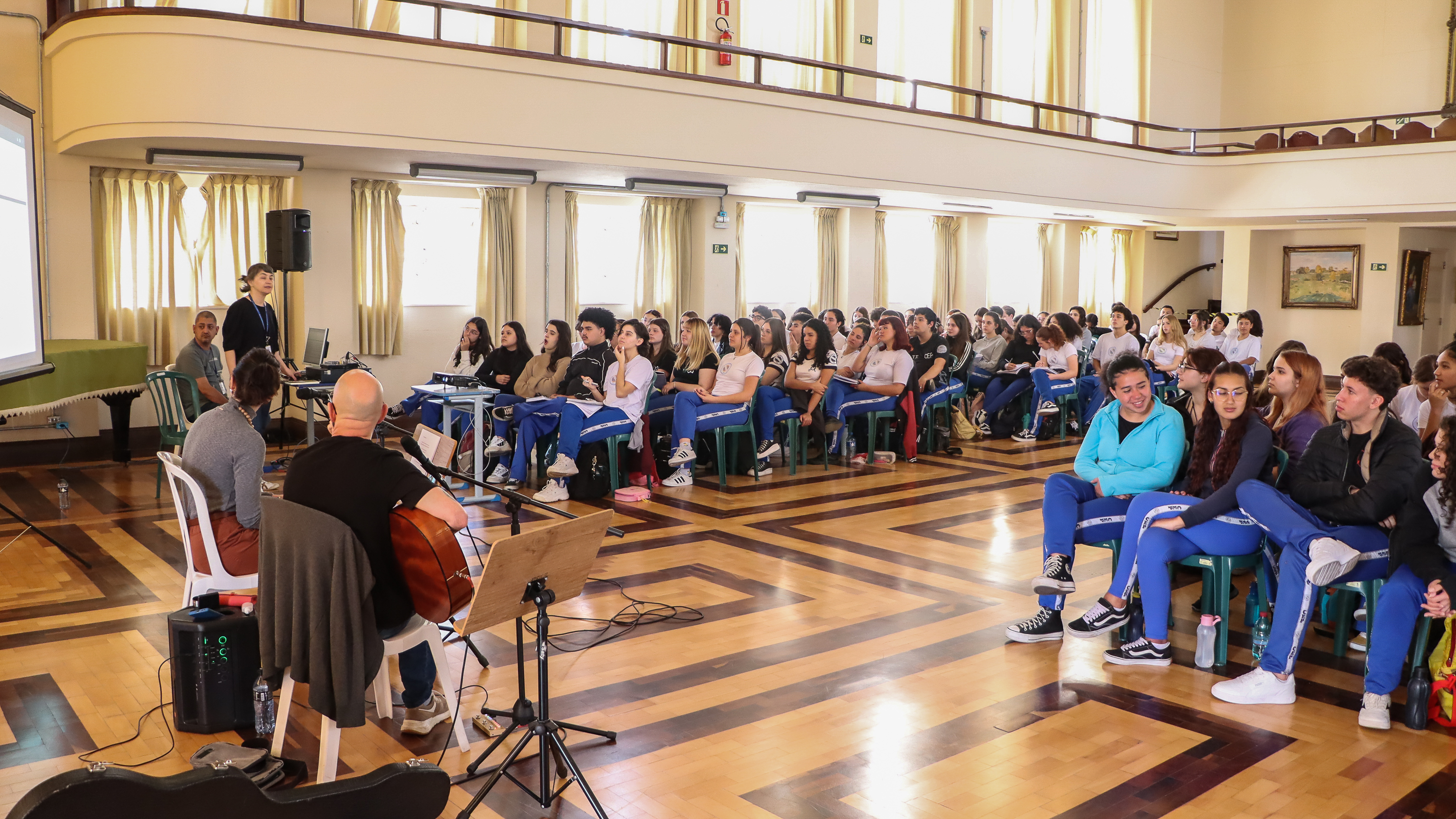 Aula de História do Brasil, com música