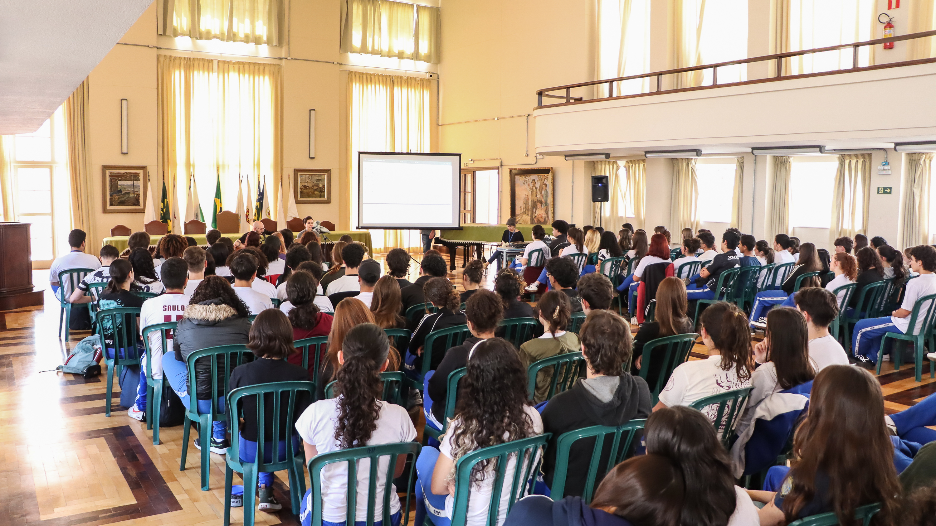 Aula de História do Brasil, com música