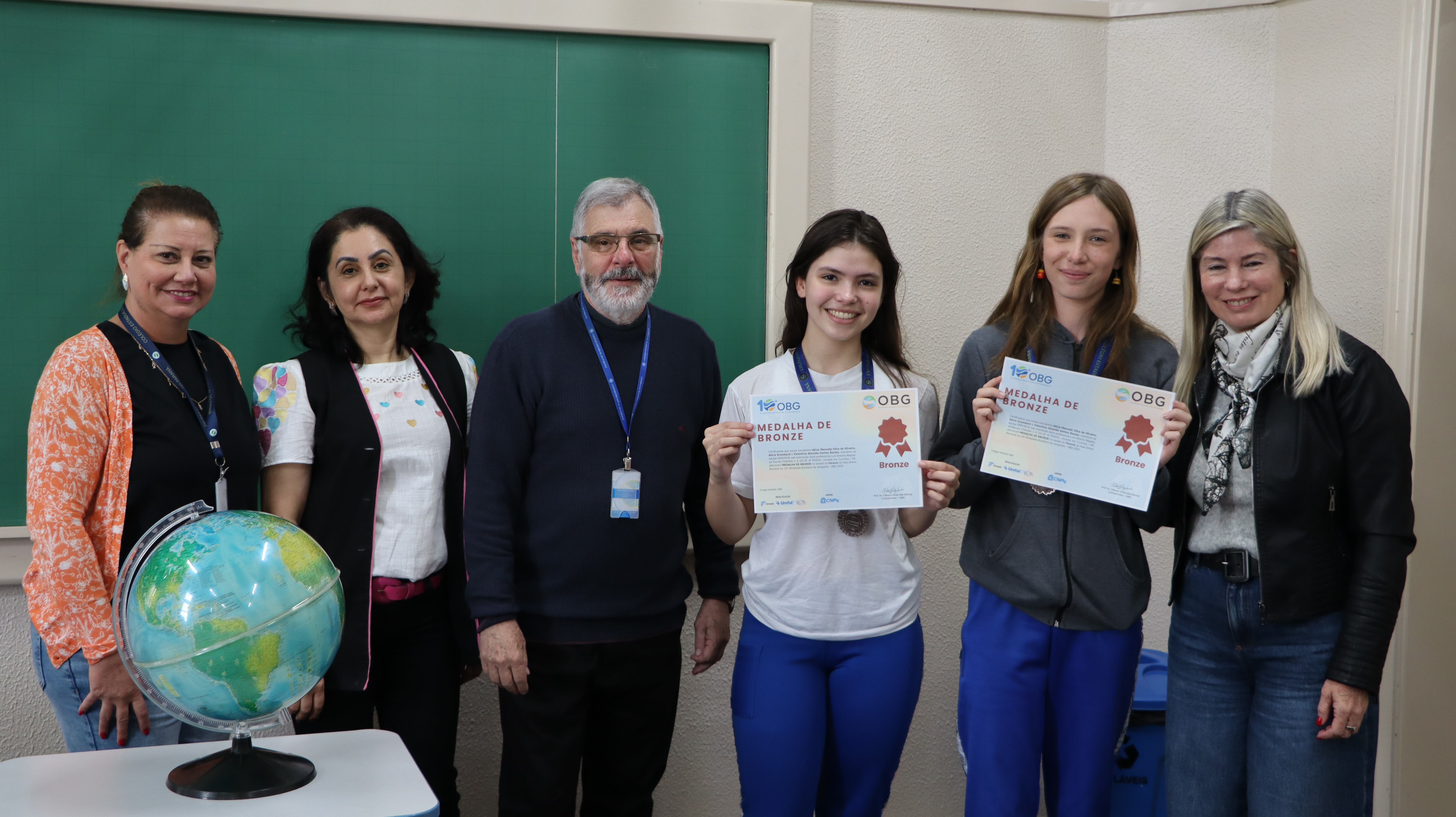 Estudantes recebem medalha e certificado da Olimpíada Brasileira de Geografia