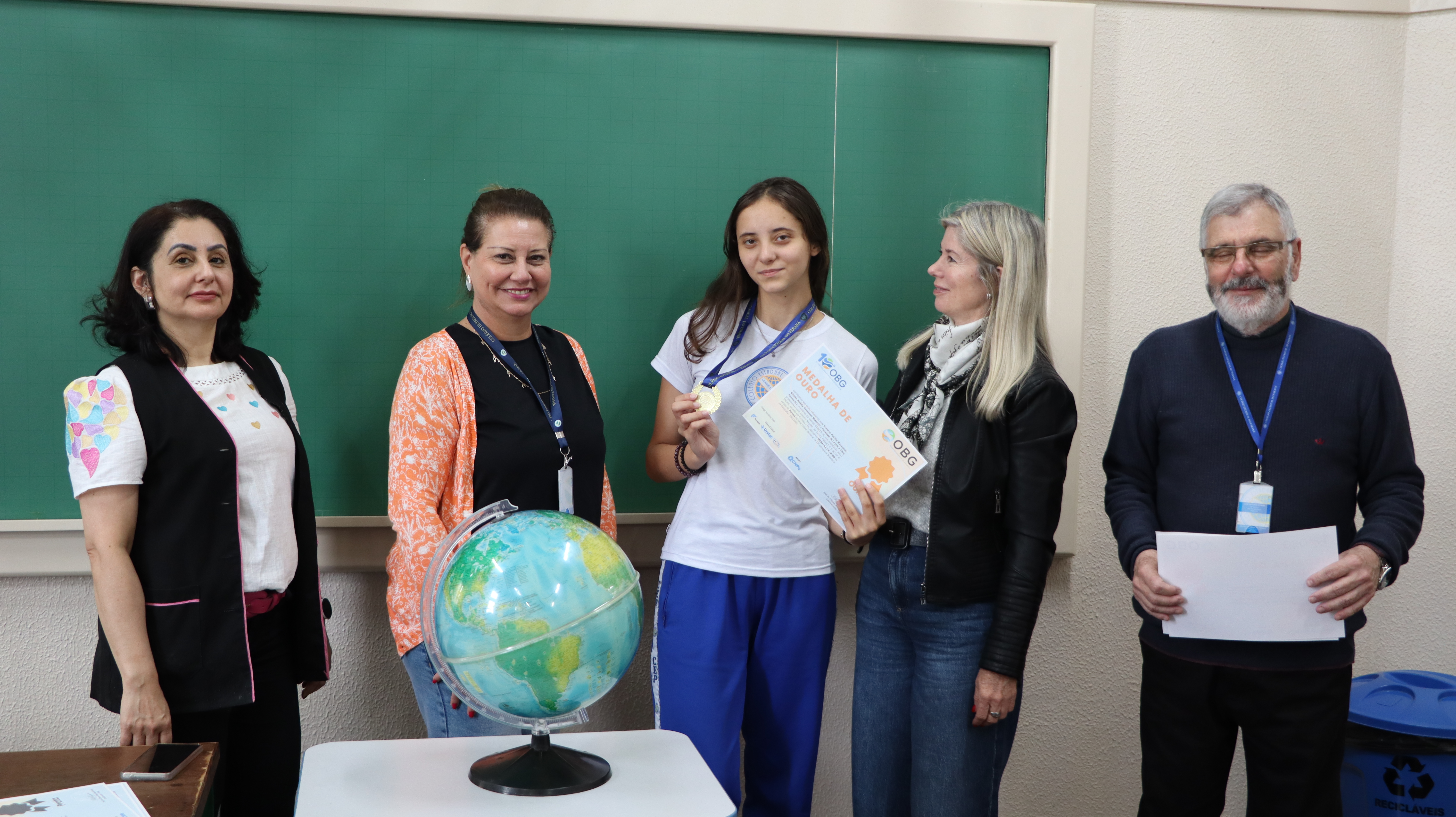 Estudantes recebem medalha e certificado da Olimpíada Brasileira de Geografia