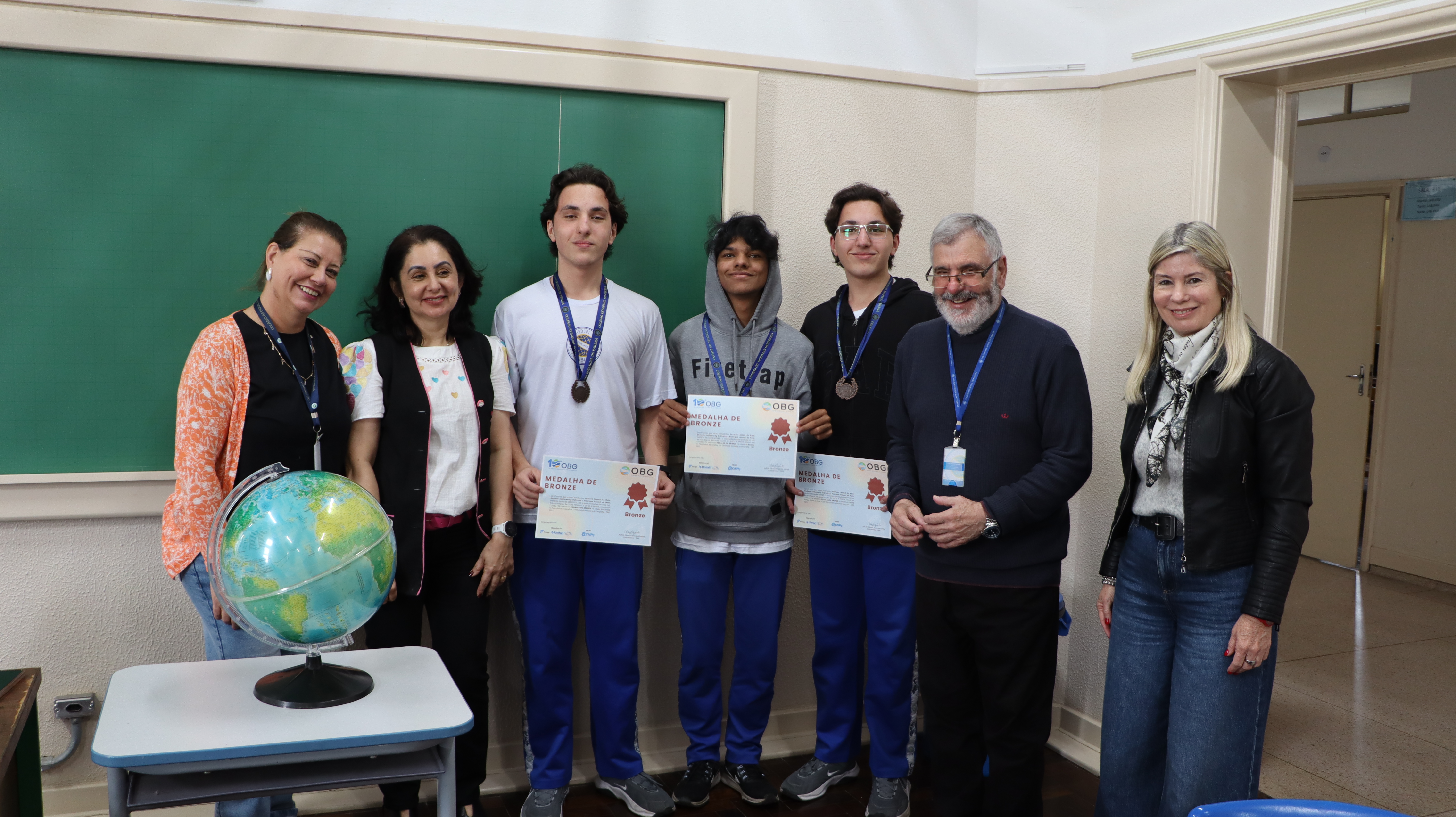 Estudantes recebem medalha e certificado da Olimpíada Brasileira de Geografia