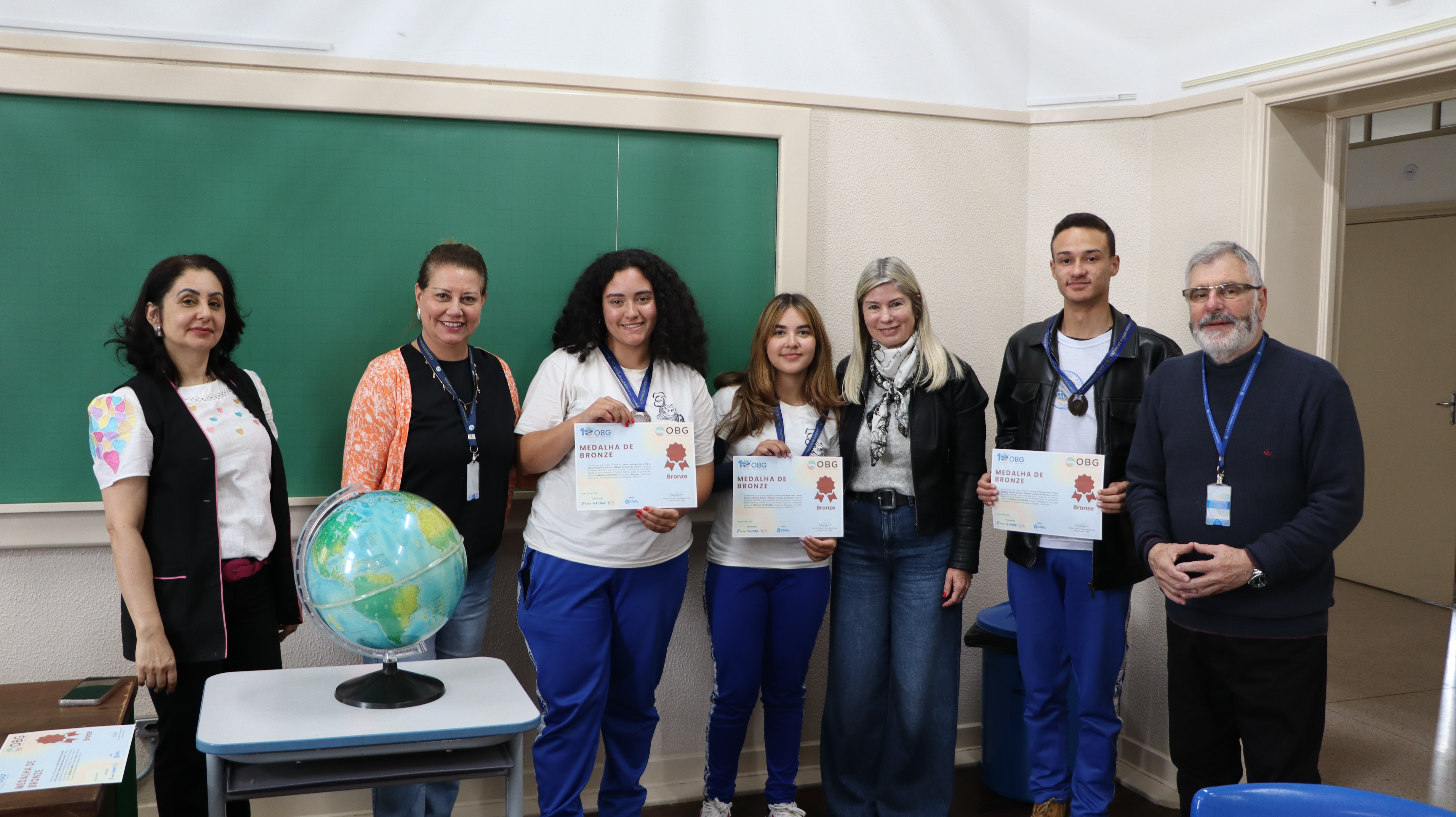 Estudantes recebem medalha e certificado da Olimpíada Brasileira de Geografia