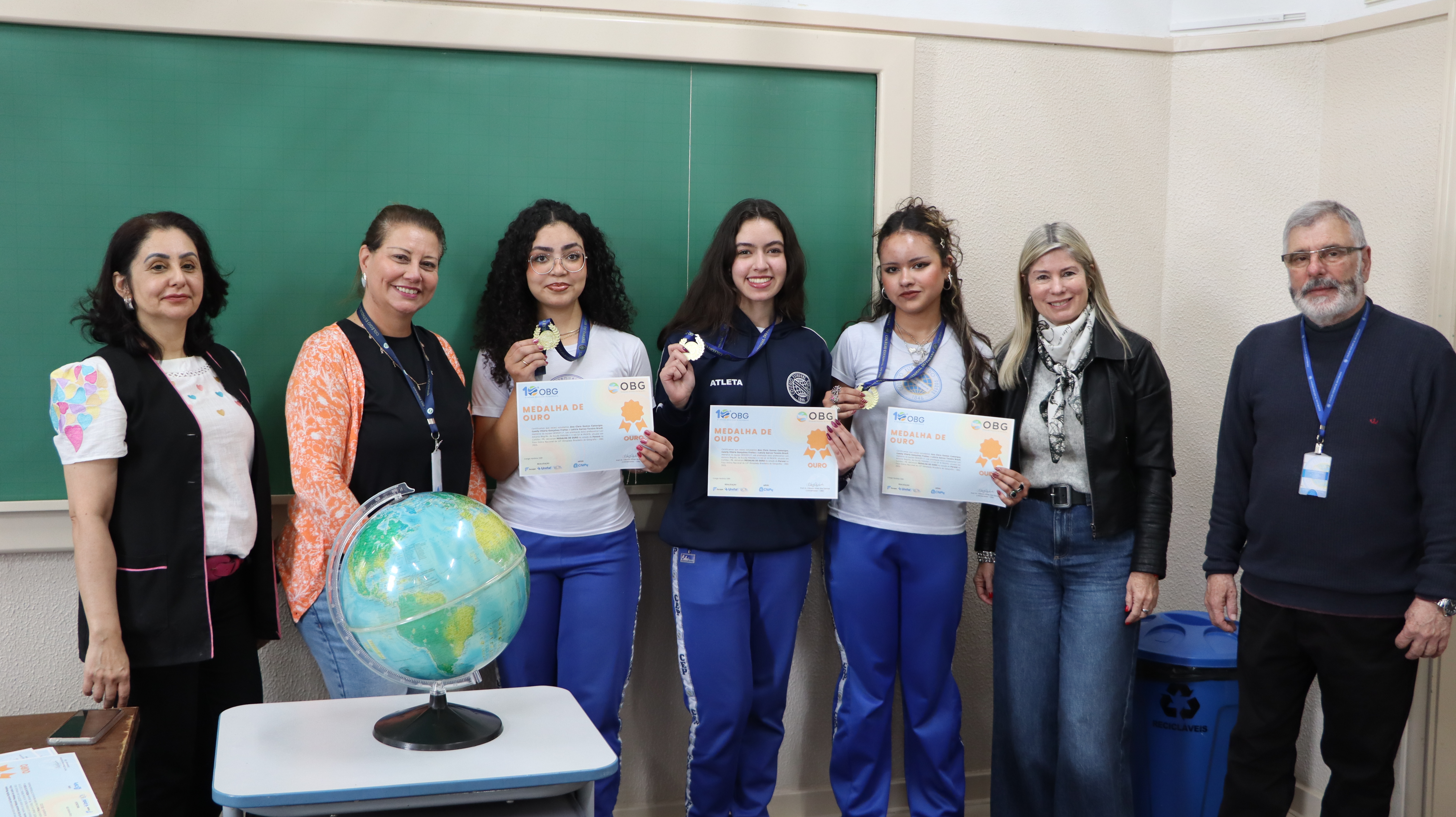 Estudantes recebem medalha e certificado da Olimpíada Brasileira de Geografia