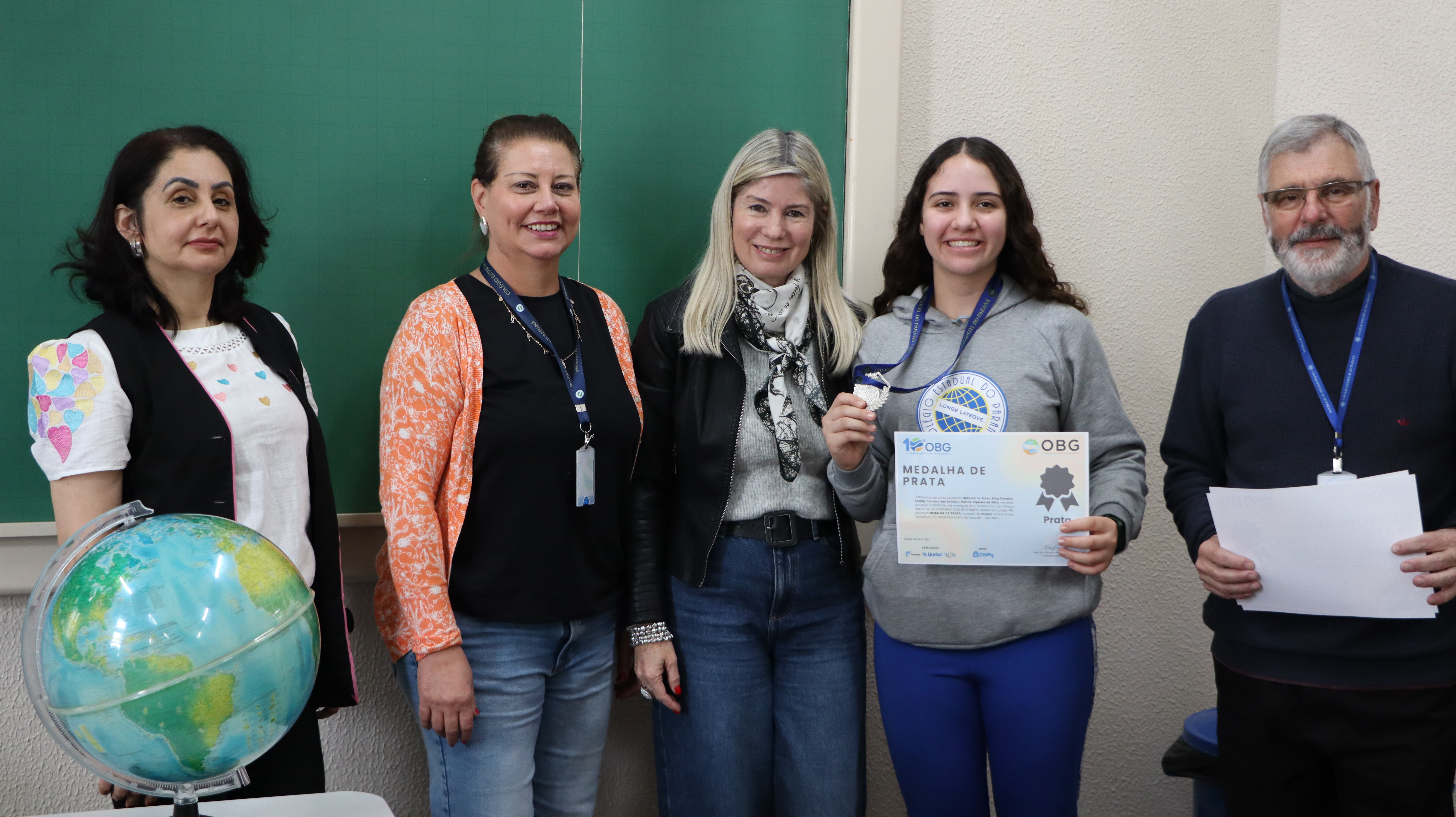Estudantes recebem medalha e certificado da Olimpíada Brasileira de Geografia