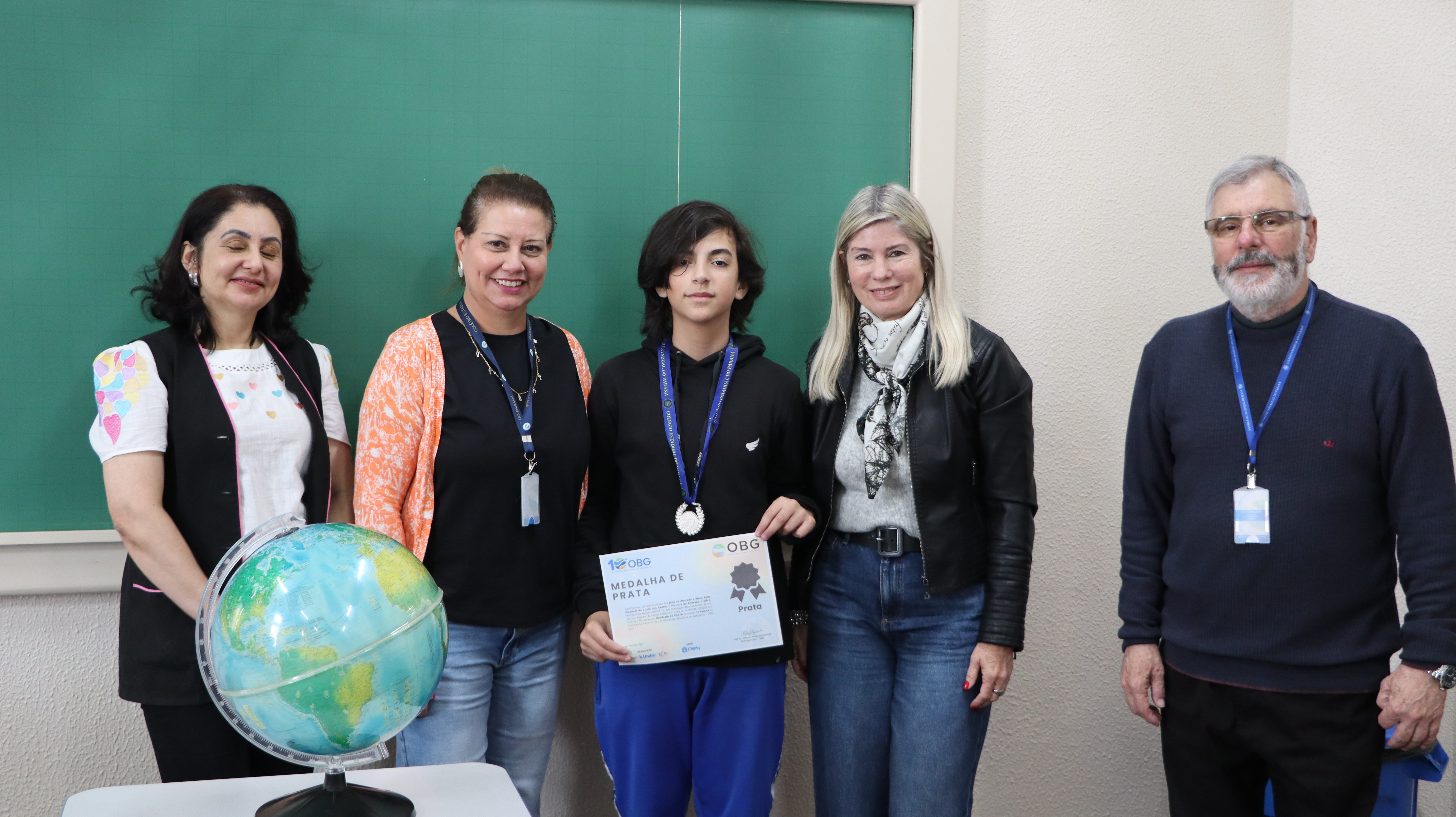 Estudantes recebem medalha e certificado da Olimpíada Brasileira de Geografia