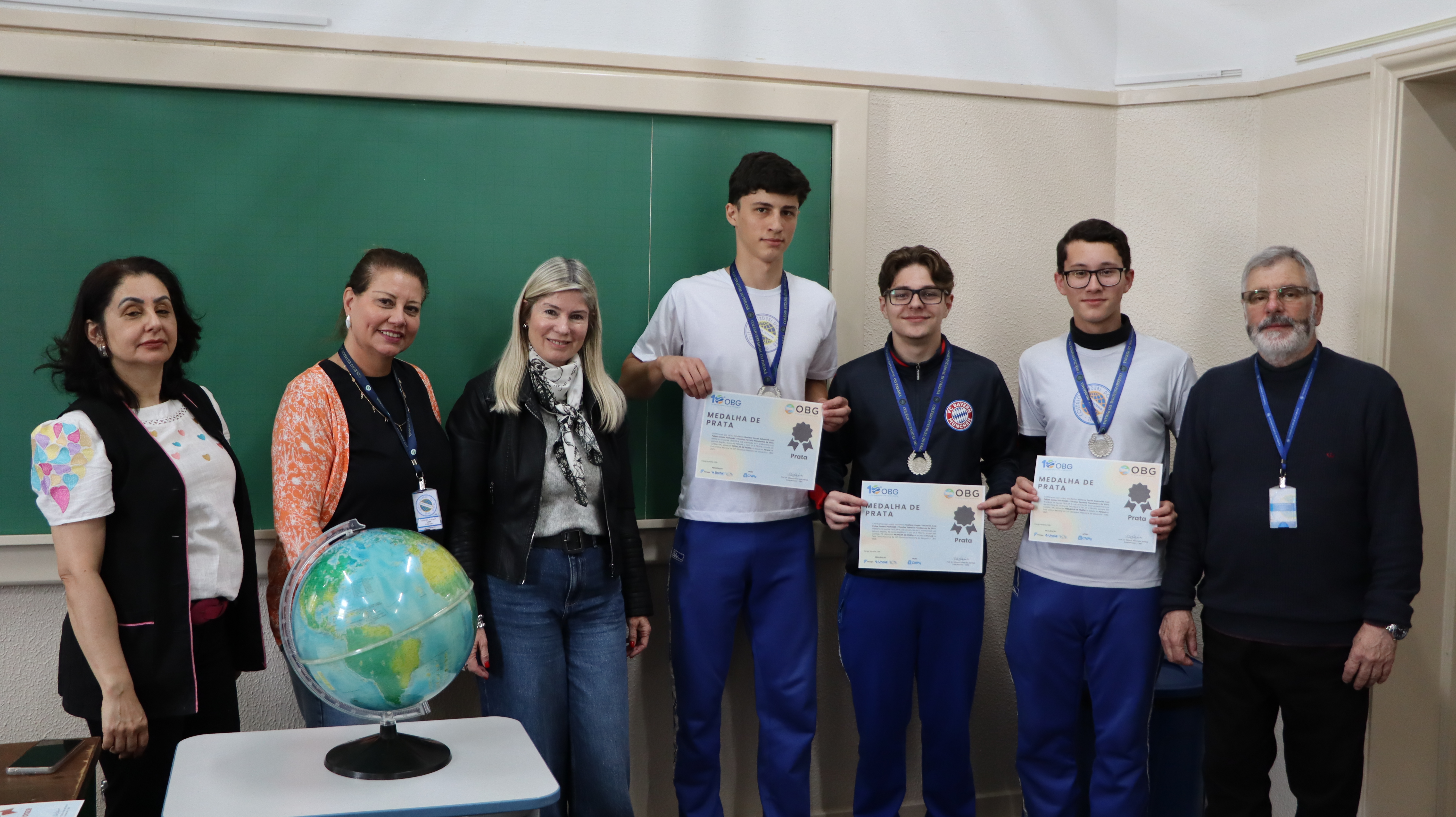 Estudantes recebem medalha e certificado da Olimpíada Brasileira de Geografia