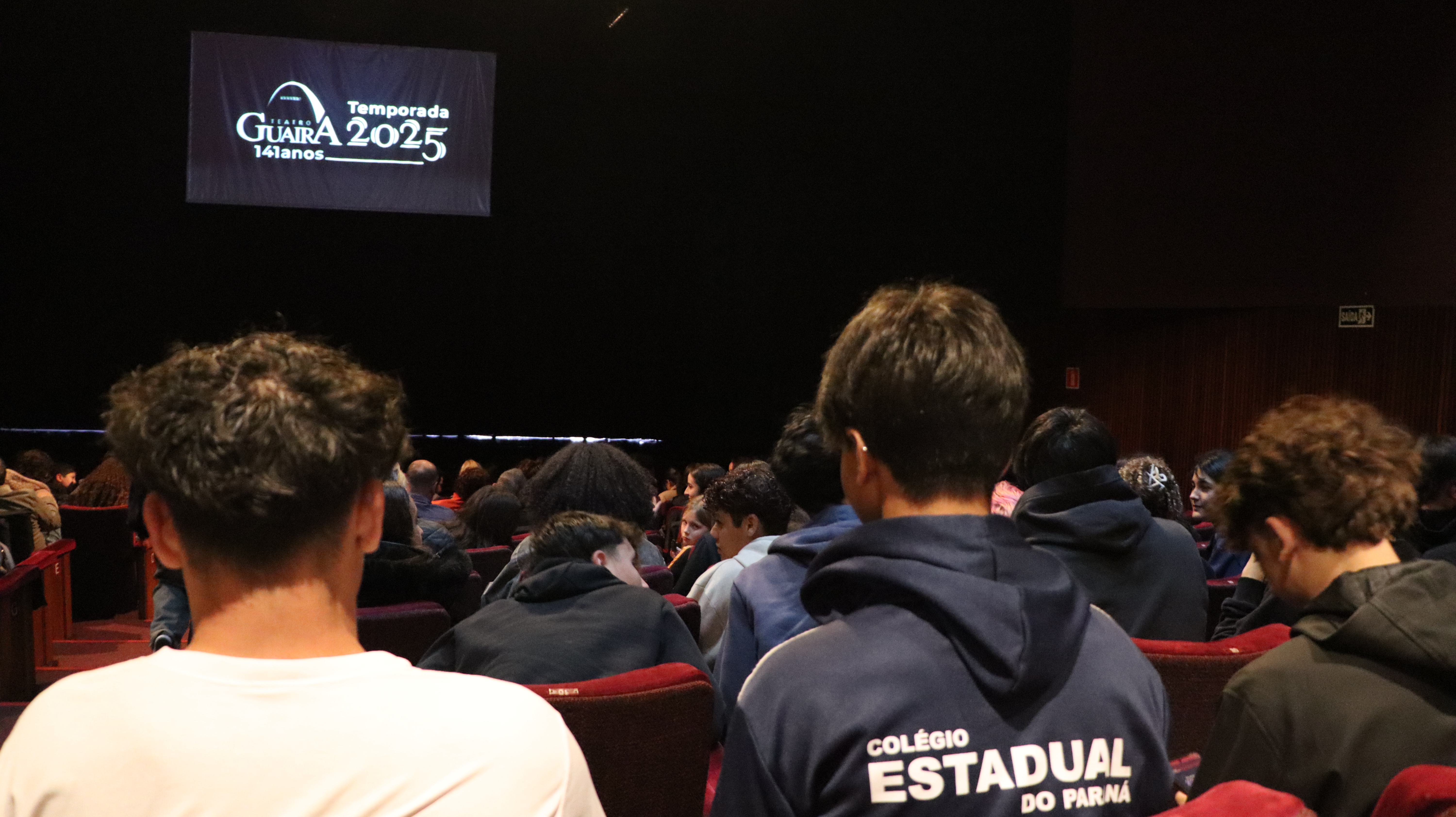 Estudantes do ensino médio noturno no Guairinha