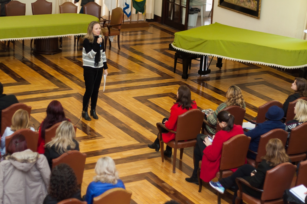 Elisangela Belniak Hochuli: Divisão Educacional
