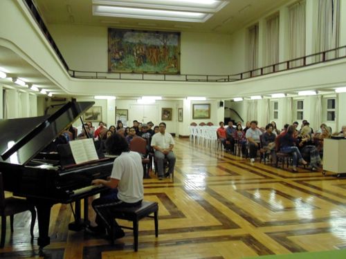 Posse do período noturno - apresentação de piano