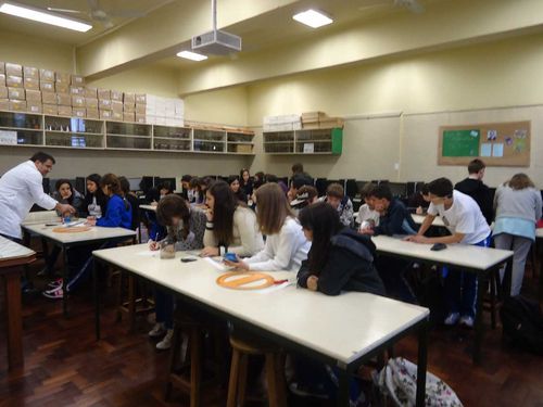 Alunos exploraram os recursos do novo laboratório
