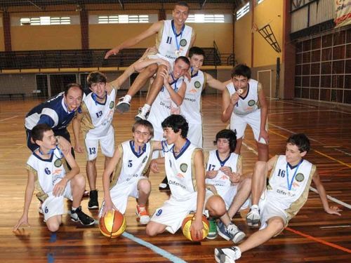 Equipe de basquete comemora a conquista