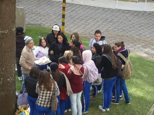 Márcio (à esquerda) explica a obra para alunos do CEP