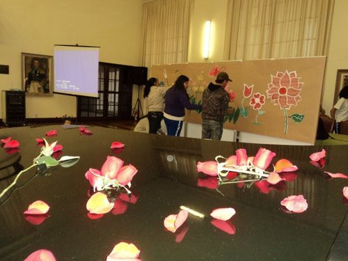 Alunos executam pintura interativa