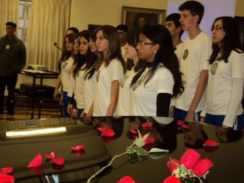 Alunos do ensino médio durante a homenagem