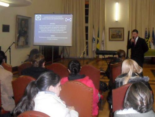 Docentes e público em geral encontraram projetos desenvolvidos pelos alunos