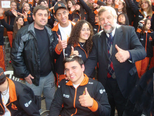 Professor de Educação Física Marcelo Martins Kamarowski, os atletas Bruno Minely Nunes Zacarias, Jéssica Louise Domingos Ferrari, Heryles Grittem, e o Vice-Governador e Secretário de Educação Flávio Arns