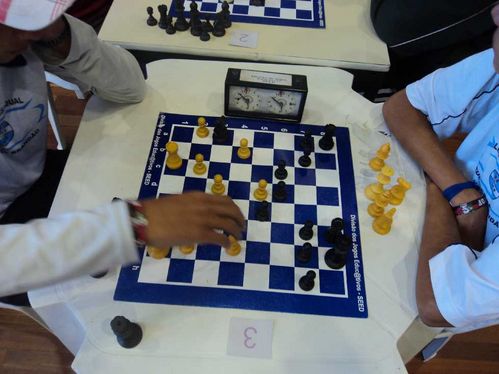 Alunos disputam partida de xadrez