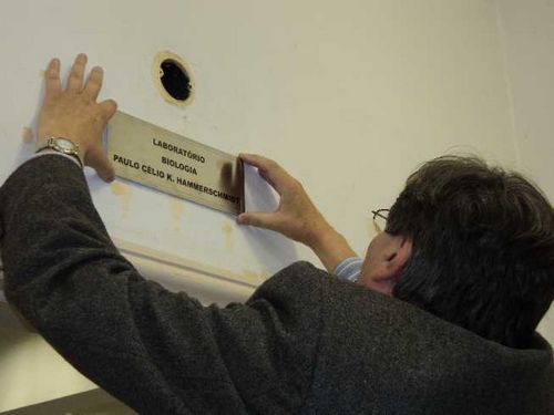 Laboratório de Biologia recebe o nome do docente