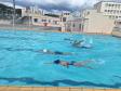 estudantes praticando natação na piscina do CEP