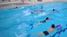 estudantes praticando natação na piscina do CEP