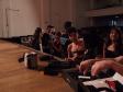 imagens do ministrante da palestra e dos estudantes, em atividade no auditório