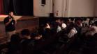 imagens do ministrante da palestra e dos estudantes, em atividade no auditório