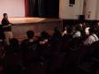 imagens do ministrante da palestra e dos estudantes, em atividade no auditório
