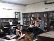 Estrela Leminski e Téo Ruiz cantam para turma do ensino médio noturno