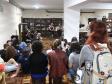 Estrela Leminski e Téo Ruiz cantam para turma do ensino médio noturno