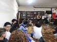 Estrela Leminski e Téo Ruiz cantam para turma do ensino médio noturno